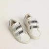 Modèle « Young Old School » en cuir blanc avec languette au talon et sangles ornées de cristaux Swarovski argentés