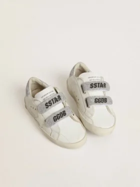 Modèle « Young Old School » en cuir blanc avec languette au talon et sangles ornées de cristaux Swarovski argentés