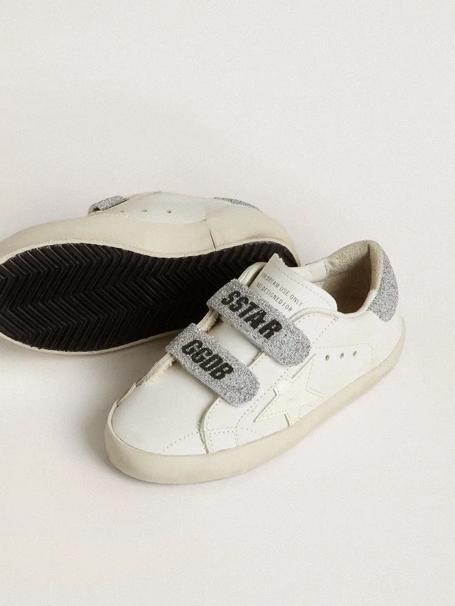 Modèle « Young Old School » en cuir blanc avec languette au talon et sangles ornées de cristaux Swarovski argentés