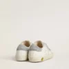 Modèle « Young Old School » en cuir blanc avec languette au talon et sangles ornées de cristaux Swarovski argentés