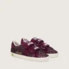 Modèle « Young Old School » en paillettes bordeaux avec étoile et languette au talon en daim bordeaux