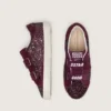 Modèle « Young Old School » en paillettes bordeaux avec étoile et languette au talon en daim bordeaux