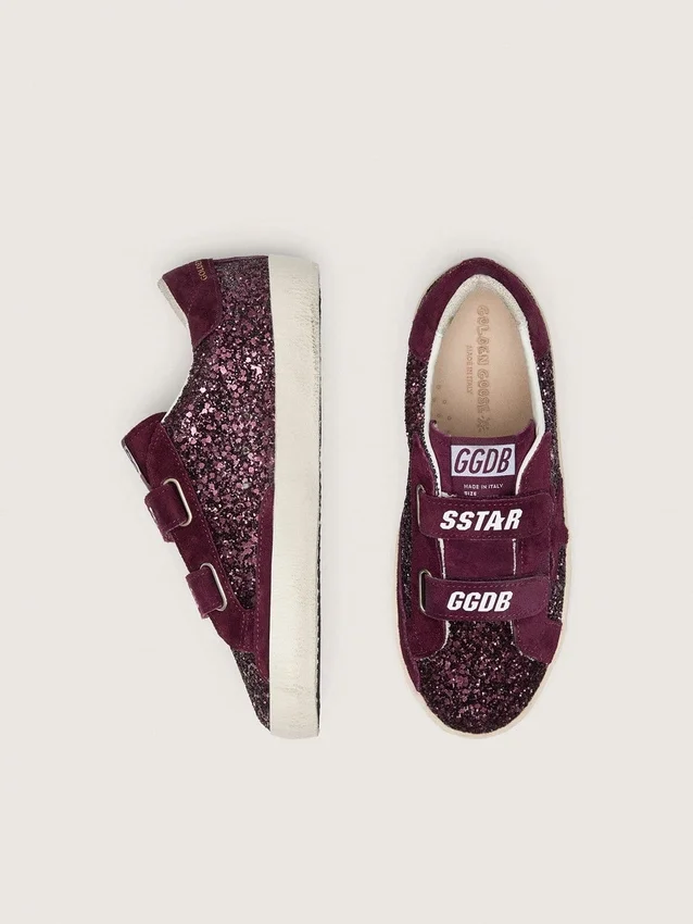 Modèle « Young Old School » en paillettes bordeaux avec étoile et languette au talon en daim bordeaux