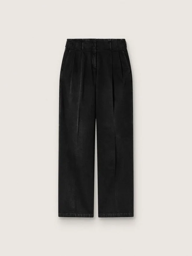 Pantalon pour femme en denim de coton noir avec un effet usé