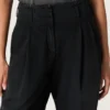 Pantalon pour femme en denim de coton noir avec un effet usé