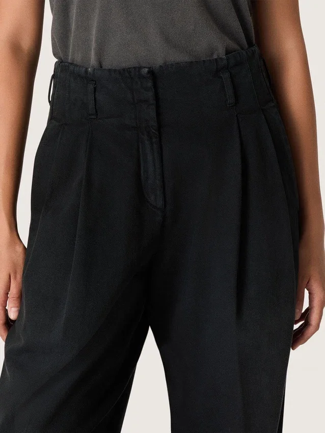 Pantalon pour femme en denim de coton noir avec un effet usé
