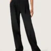 Pantalon pour femme en denim de coton noir avec un effet usé