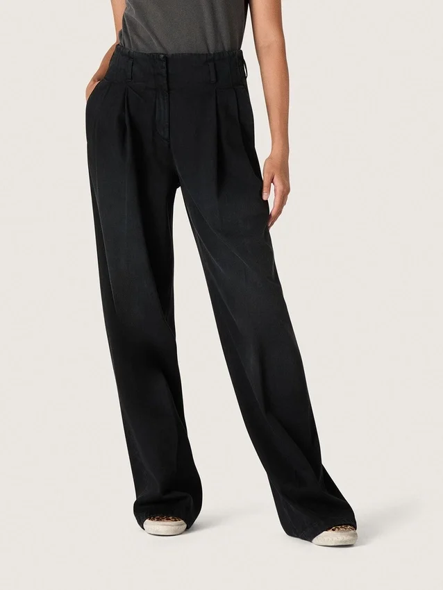 Pantalon pour femme en denim de coton noir avec un effet usé
