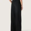 Pantalon pour femme en denim de coton noir avec un effet usé