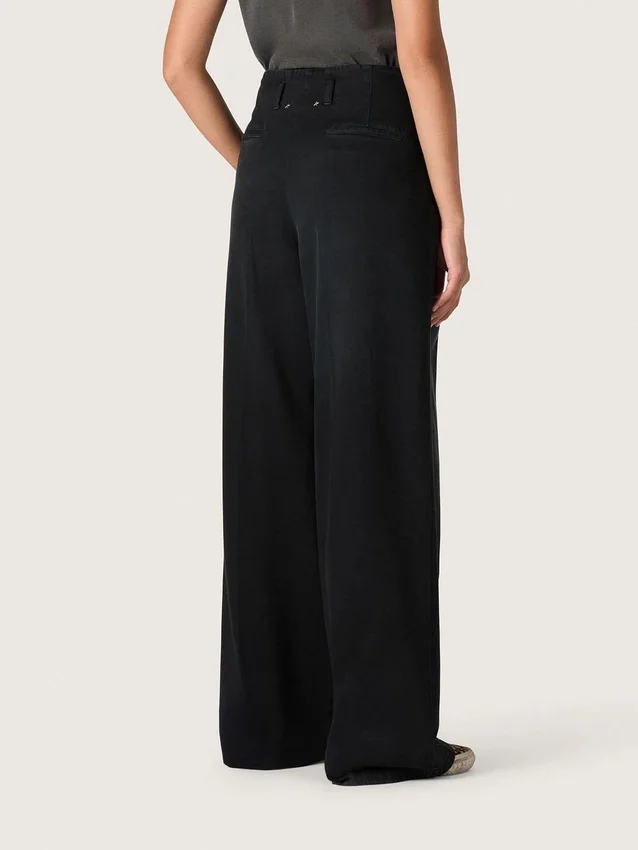 Pantalon pour femme en denim de coton noir avec un effet usé