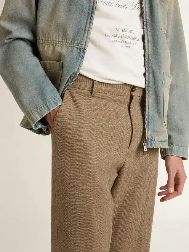 Pantalon sur mesure en mélange de lin à motif chevrons couleur sable