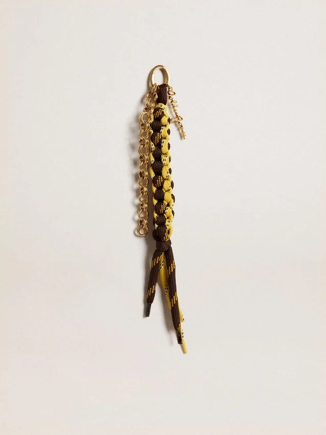 Pendentif avec lacets de randonnée noués jaunes et marron et chaîne