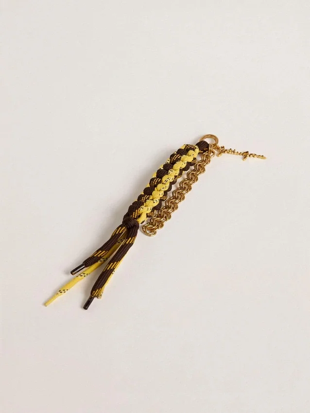Pendentif avec lacets de randonnée noués jaunes et marron et chaîne