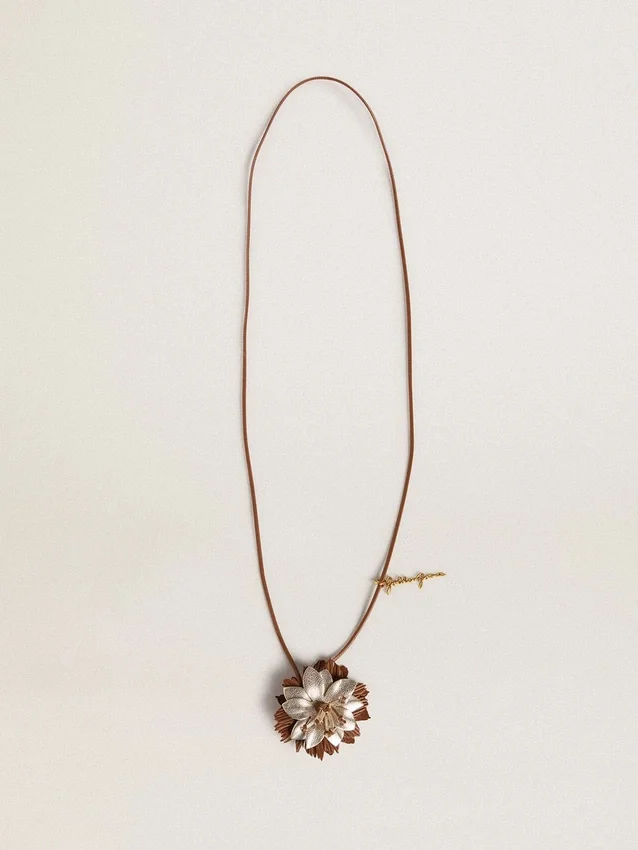 Pendentif en forme de fleur en cuir beige et champagne