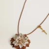 Pendentif en forme de fleur en cuir beige et champagne