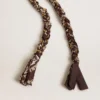 Pendentif en tissu tressé bordeaux avec chaîne en laiton
