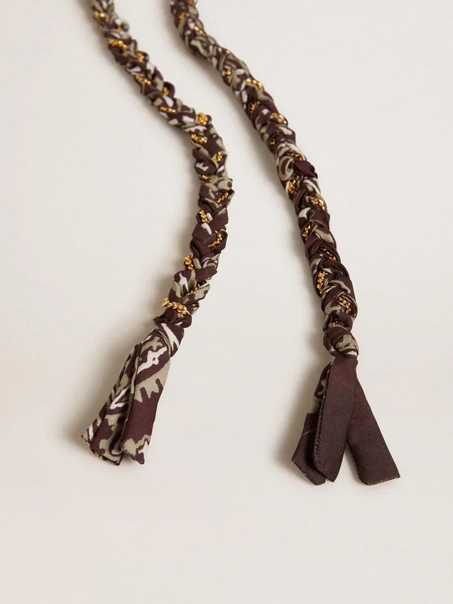 Pendentif en tissu tressé bordeaux avec chaîne en laiton
