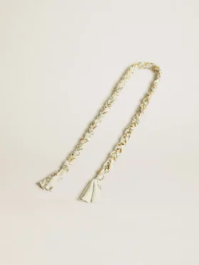 Pendentif en tissu tressé couleur beurre avec chaîne en laiton