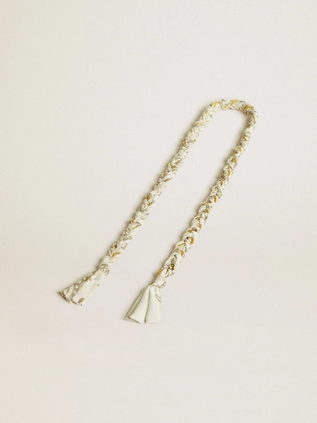 Pendentif en tissu tressé couleur beurre avec chaîne en laiton