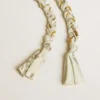 Pendentif en tissu tressé couleur beurre avec chaîne en laiton