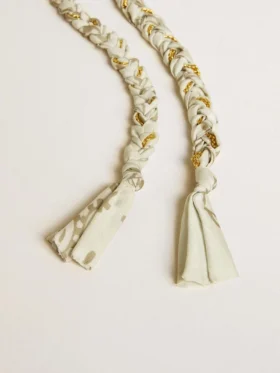 Pendentif en tissu tressé couleur beurre avec chaîne en laiton