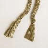 Pendentif en tissu tressé gris tourterelle avec chaîne en laiton