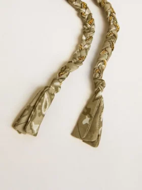 Pendentif en tissu tressé gris tourterelle avec chaîne en laiton