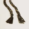 Pendentif en tissu tressé noir avec chaîne en laiton