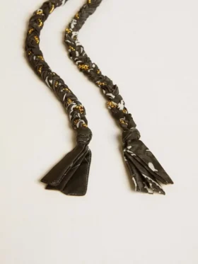 Pendentif en tissu tressé noir avec chaîne en laiton