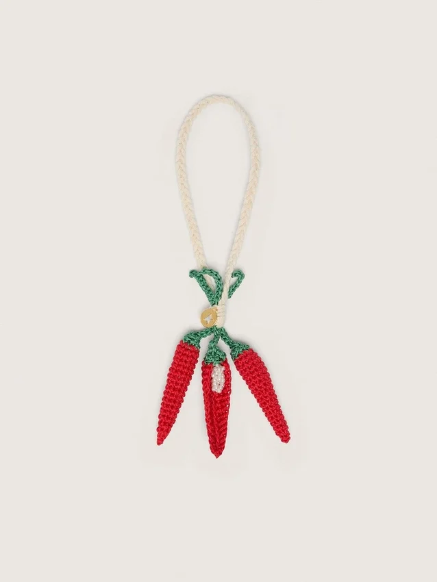 Pendentif piment en crochet de coton avec chaîne en crochet blanc