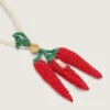 Pendentif piment en crochet de coton avec chaîne en crochet blanc