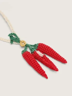 Pendentif piment en crochet de coton avec chaîne en crochet blanc