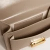 Petit sac Venezia en cuir beige à nervures avec détails dorés