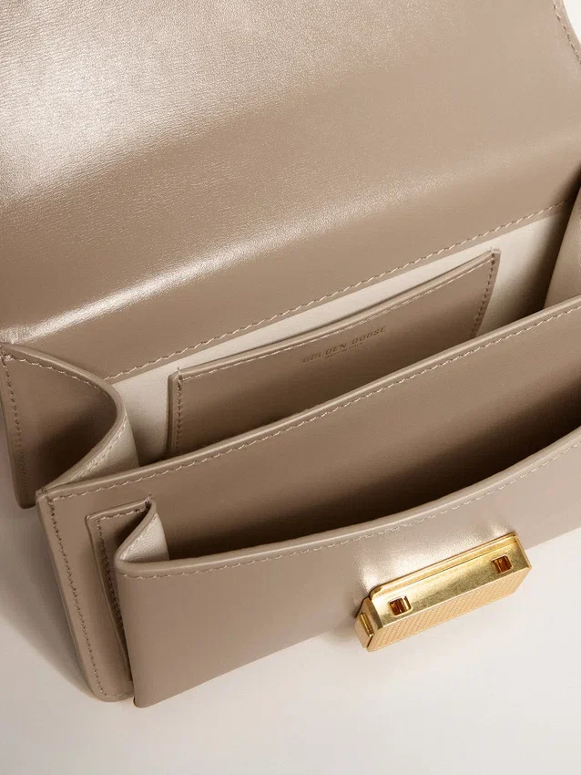 Petit sac Venezia en cuir beige à nervures avec détails dorés