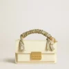 Petit sac Venezia en cuir gaufré couleur beurre avec écharpe tressée et double breloque