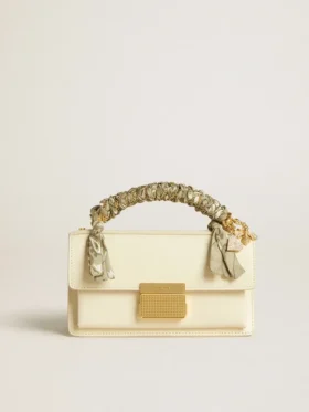 Petit sac Venezia en cuir gaufré couleur beurre avec écharpe tressée et double breloque