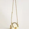 Petit sac Venezia en cuir gaufré couleur beurre avec écharpe tressée et double breloque