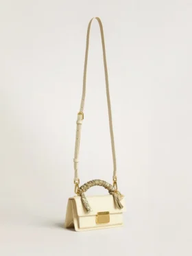 Petit sac Venezia en cuir gaufré couleur beurre avec écharpe tressée et double breloque