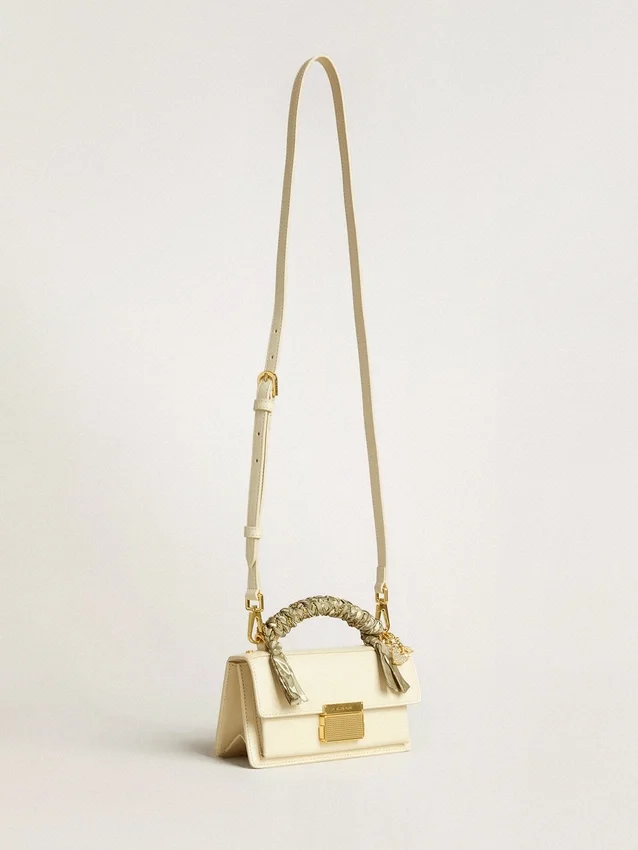 Petit sac Venezia en cuir gaufré couleur beurre avec écharpe tressée et double breloque