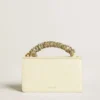 Petit sac Venezia en cuir gaufré couleur beurre avec écharpe tressée et double breloque