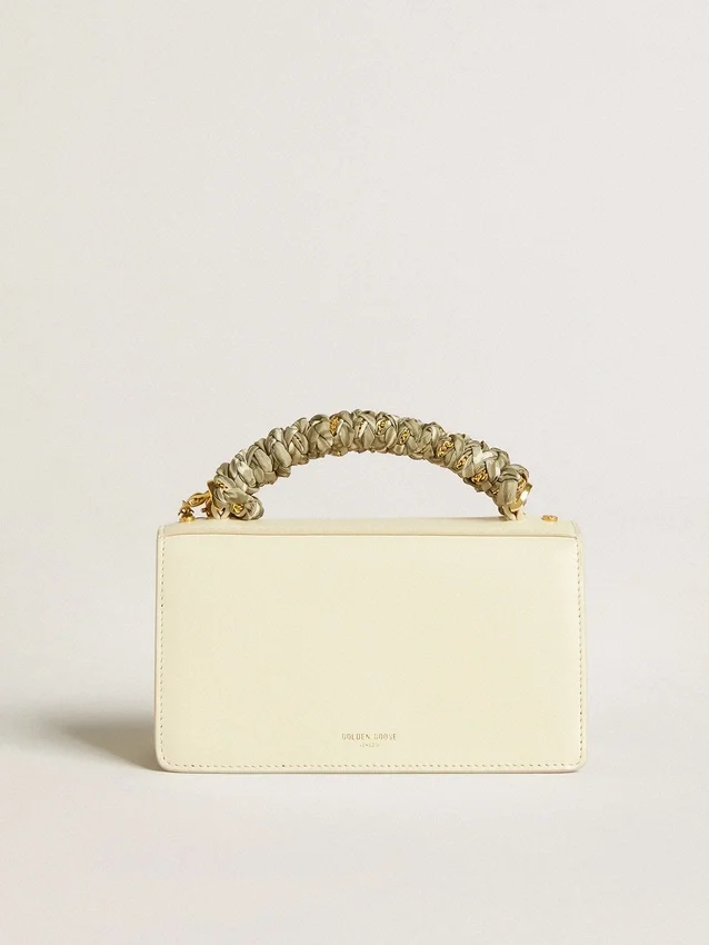 Petit sac Venezia en cuir gaufré couleur beurre avec écharpe tressée et double breloque