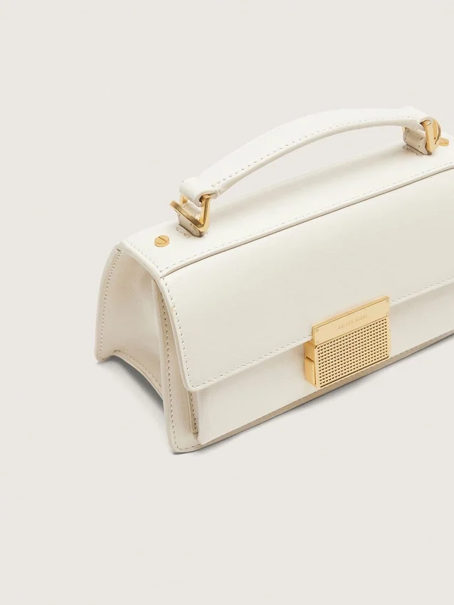 Petit sac Venezia en cuir gaufré couleur beurre avec détails dorés