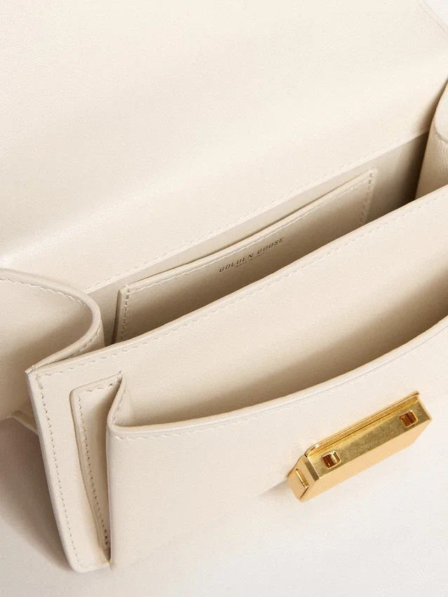 Petit sac Venezia en cuir gaufré couleur beurre avec détails dorés
