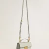 Petit sac Venezia en cuir grainé gris minéral avec détails dorés