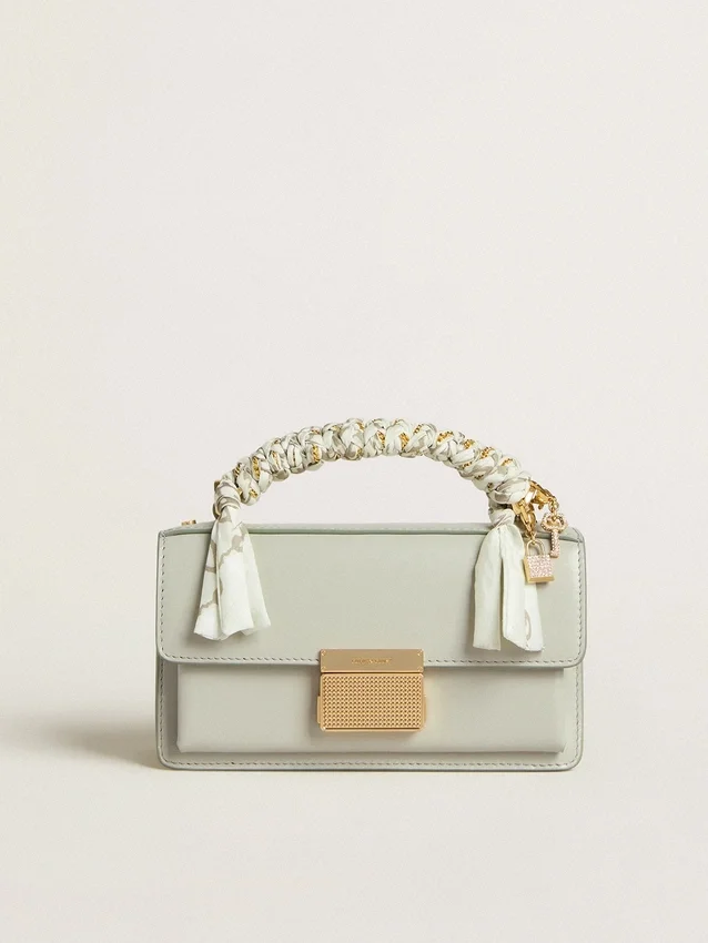 Petit sac Venezia en cuir grainé gris minéral avec détails dorés