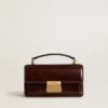 Petit sac Venezia en cuir laminé marron foncé avec des détails dorés