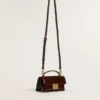 Petit sac Venezia en cuir laminé marron foncé avec des détails dorés