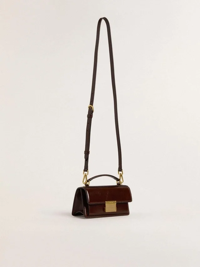 Petit sac Venezia en cuir laminé marron foncé avec des détails dorés