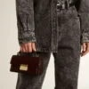 Petit sac Venezia en cuir laminé marron foncé avec des détails dorés