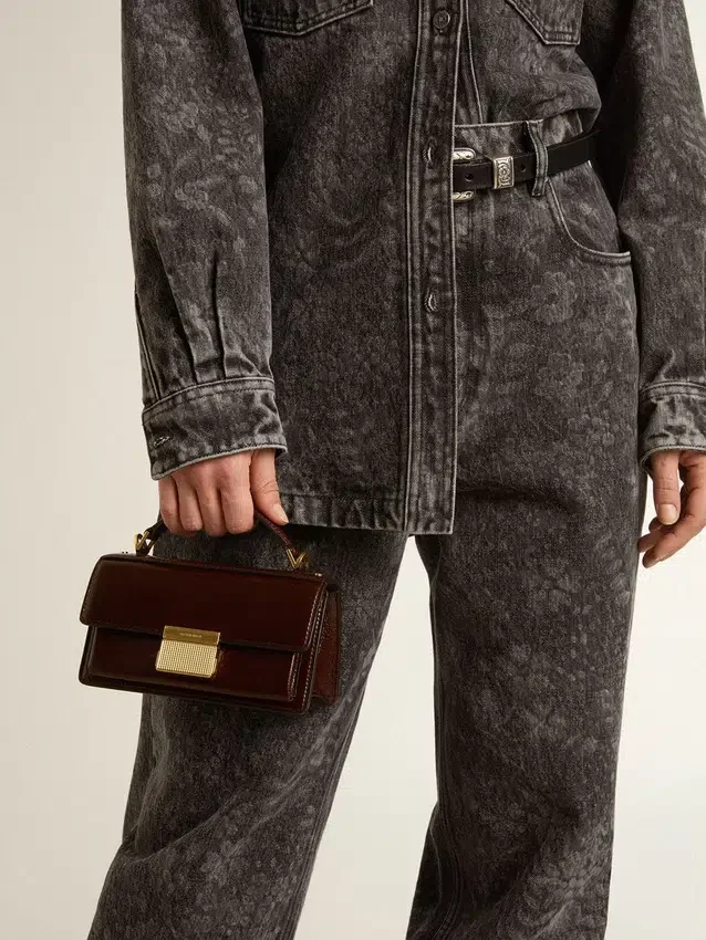 Petit sac Venezia en cuir laminé marron foncé avec des détails dorés